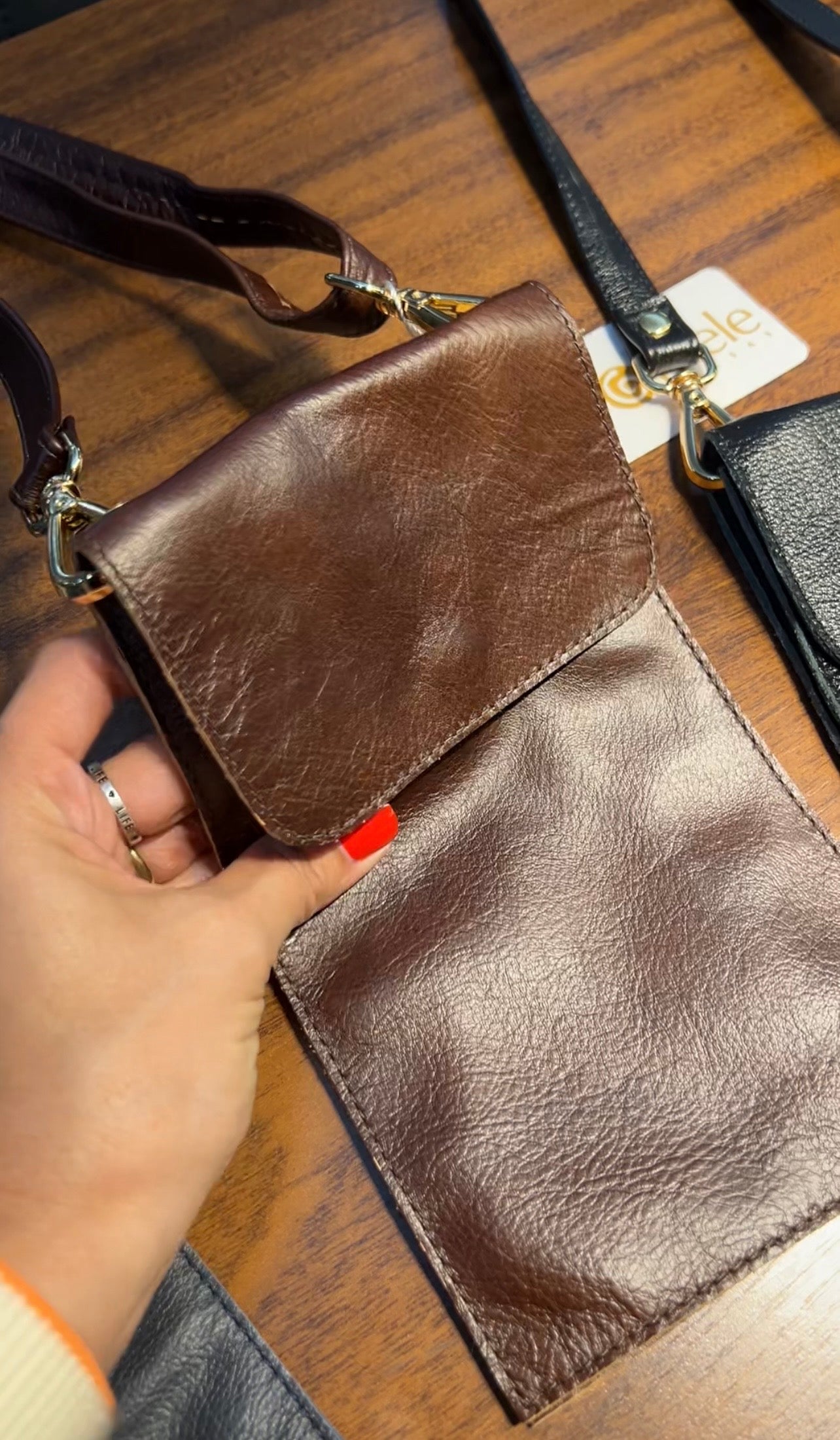 Porta celular Mia | Em couro legítimo premium