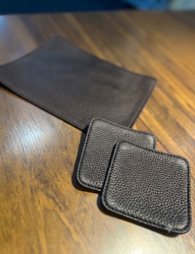 Kit de Mouse Pad + 02 Porta Copos | Em couro legítimo premium