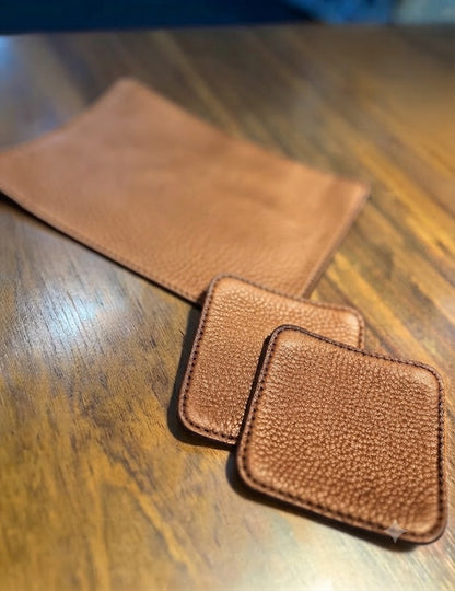 Kit de Mouse Pad + 02 Porta Copos | Em couro legítimo premium